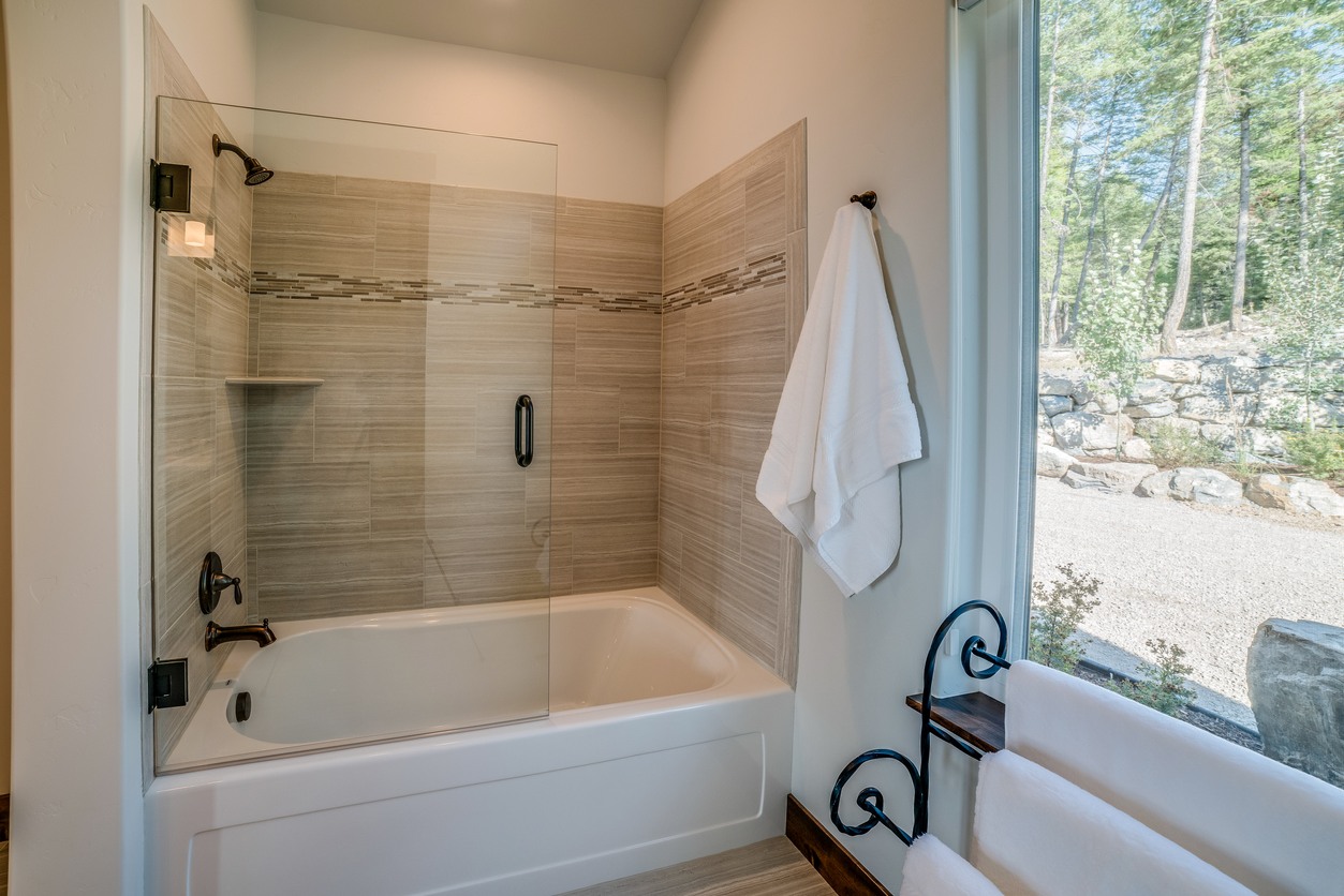 Shower & Tub Installation in Eugenio Saenz